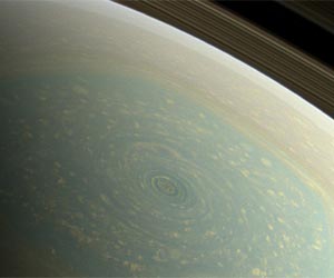 Трагический ураган разгорелся на Сатурне
