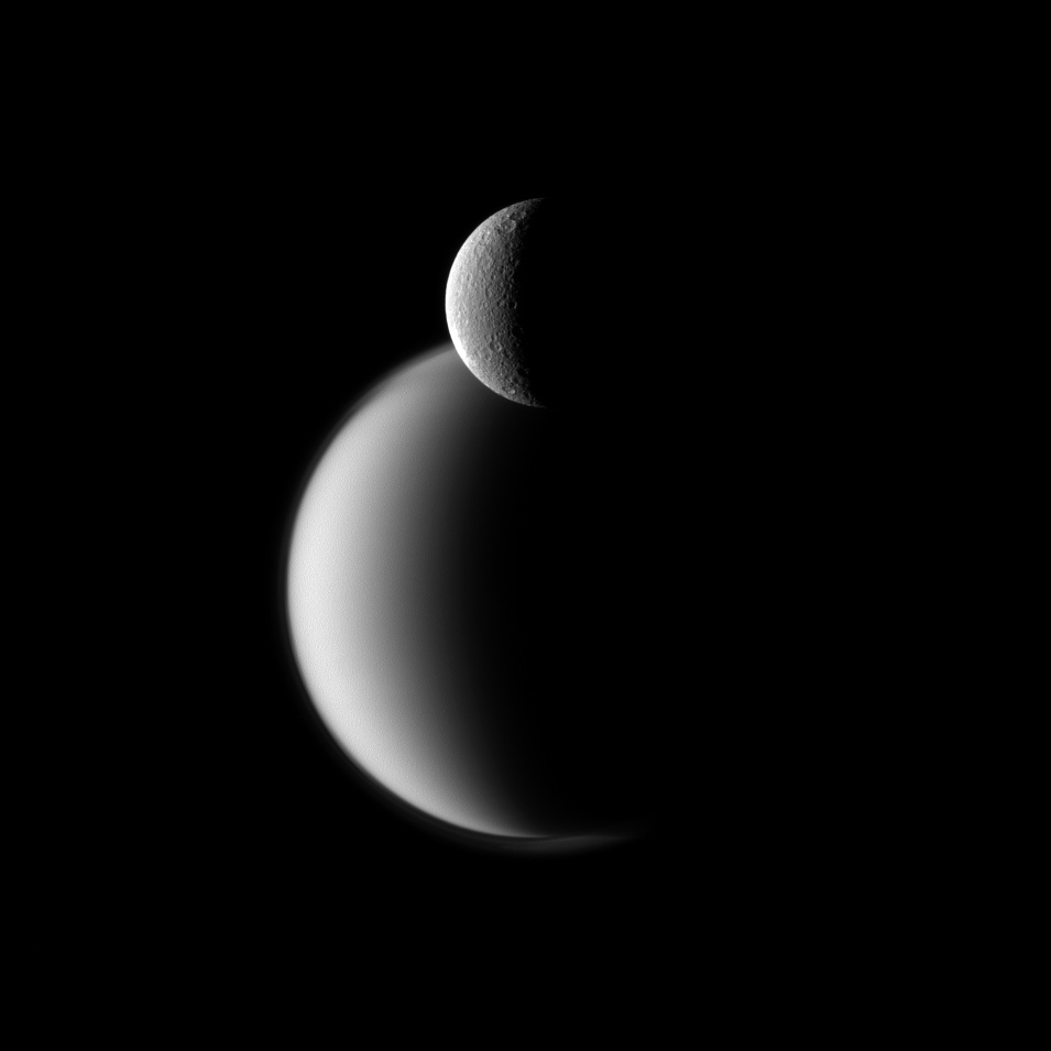 2 спутника Сатурна на фото