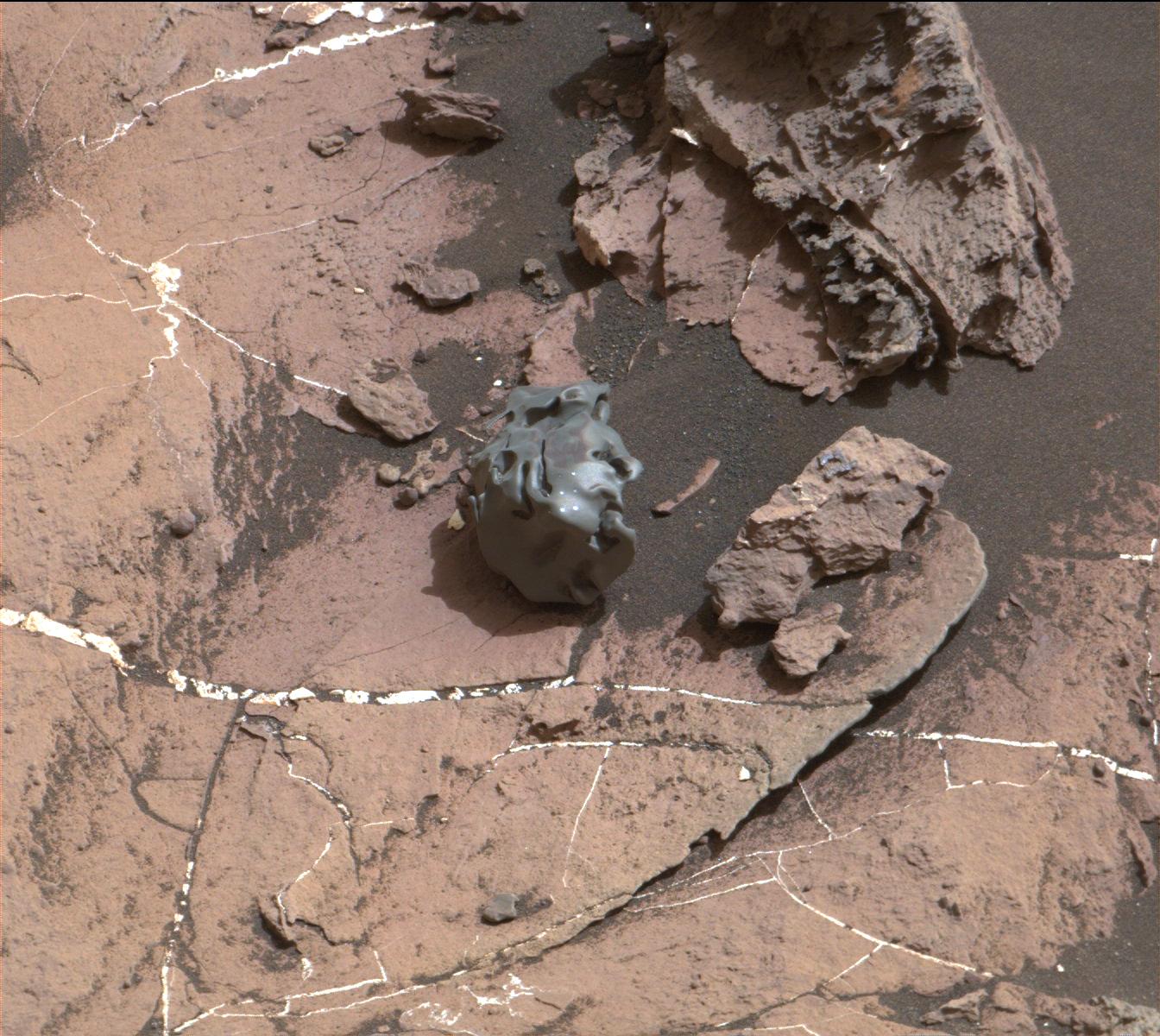 Curiosity продолжает искать метеориты на марсе