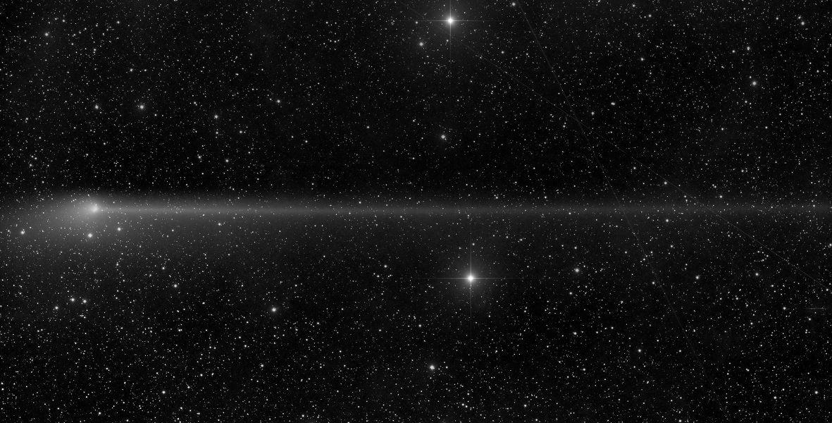 Комета рассекает звездное небо
