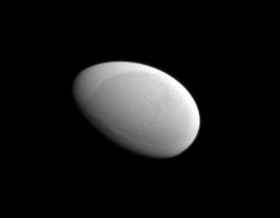 Кадр дня: яйцеобразный спутник Сатурна