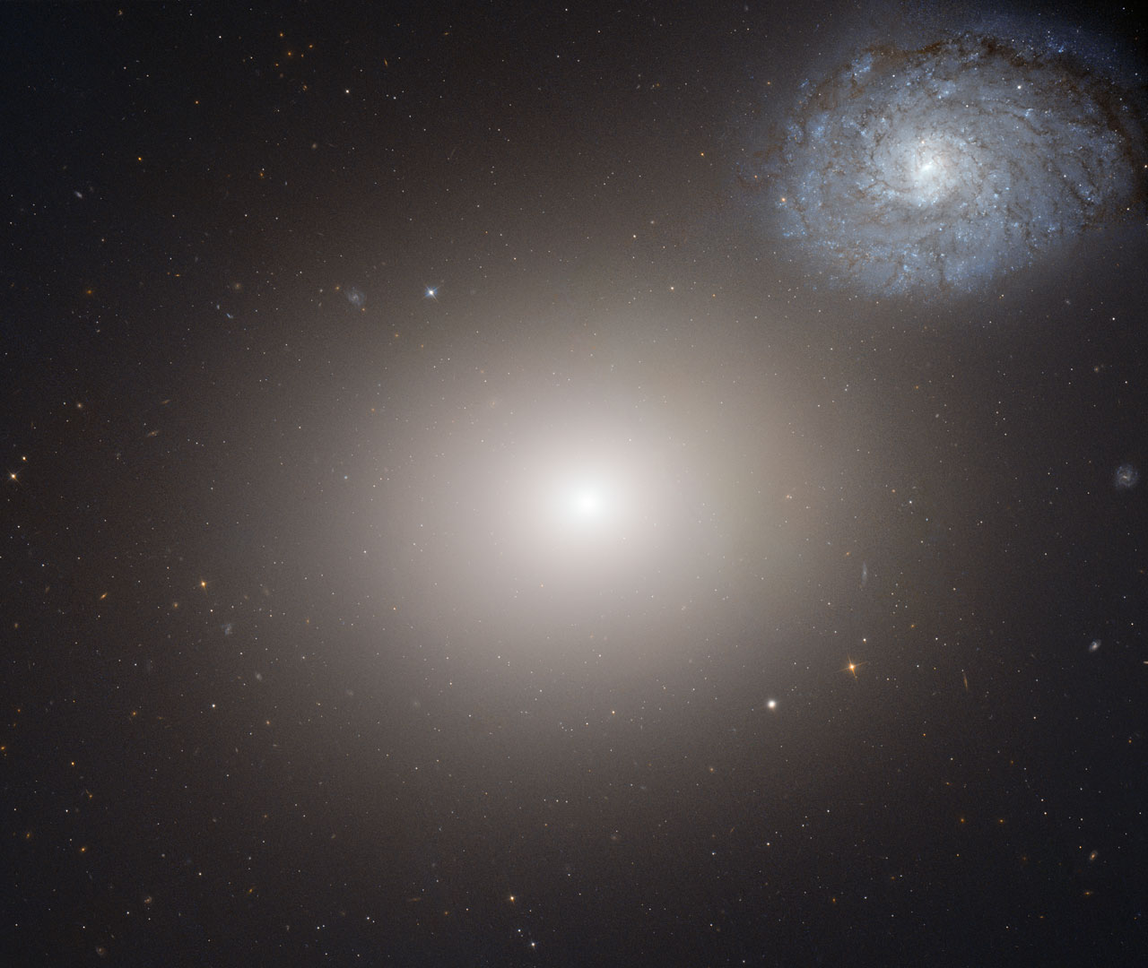 Фото телескопа «Хаббл»: неземной танец  двух галактик