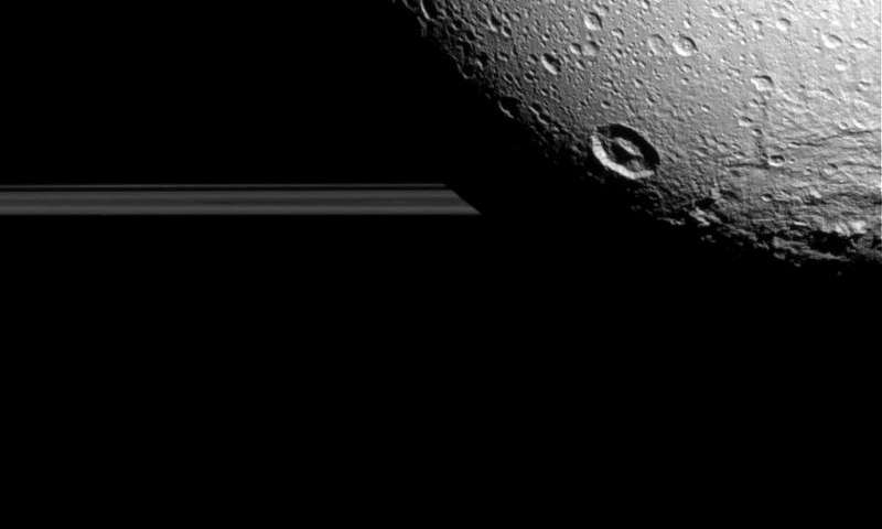 Заключительные захватывающие близкие снимки Дионы от Cassini