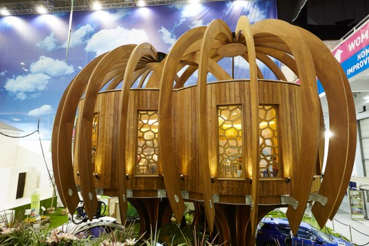 Фантастический деревянный домик, оборудованный Hi-Tech