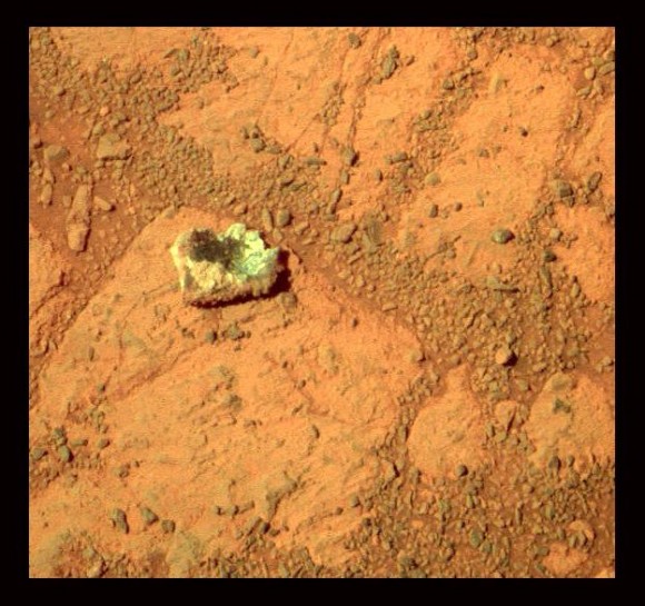 Камень, появившийся на Марсе из ниоткуда