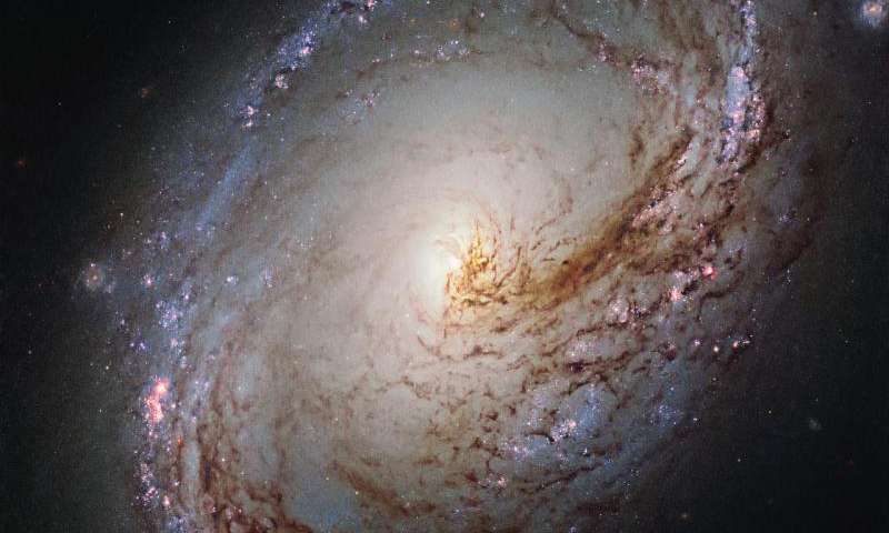 Фото дня: Хаббл заглядывает в сердце галактического водоворота