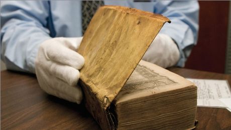 Найдена книга с переплетом из человеческой кожи