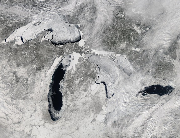 Потрясающий вид из космоса на Великие озера, покрытые льдом