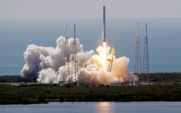 Запуск ракеты Falcon 9 и грузового корабля Dragon завершился взрывом