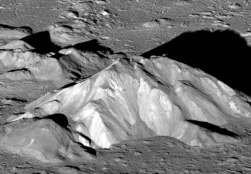 Центральный пик лунного кратера Тихо (фото)