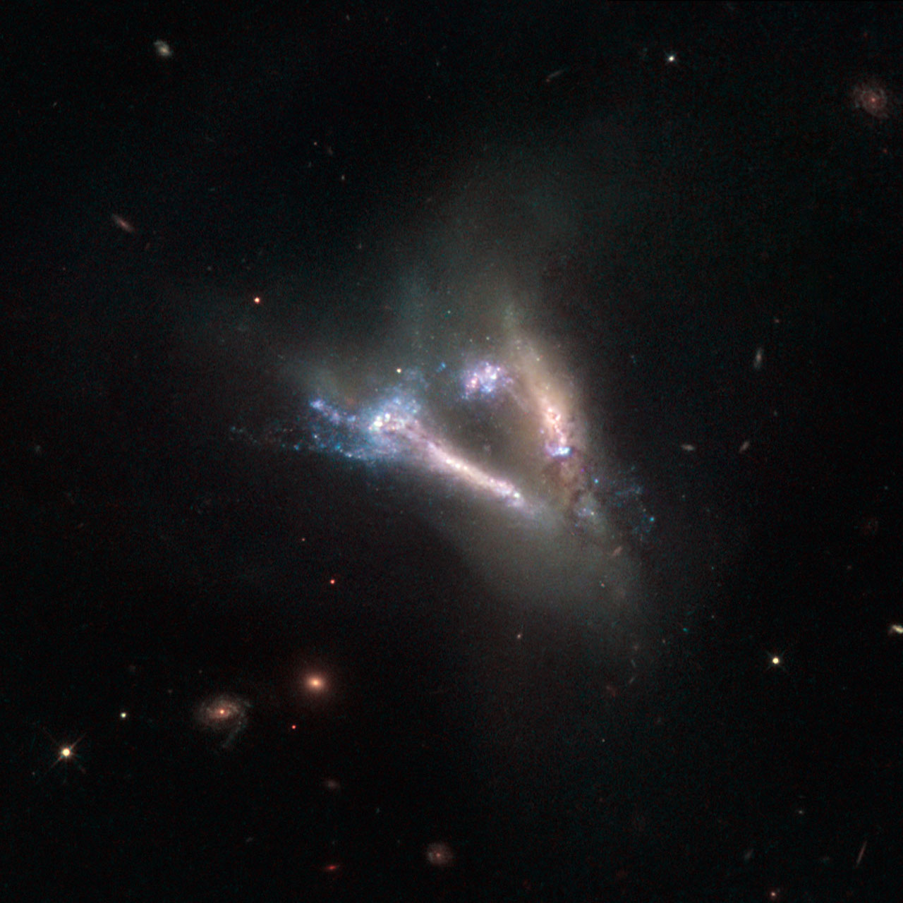 Хаббл следил за парой галактик IC 2184