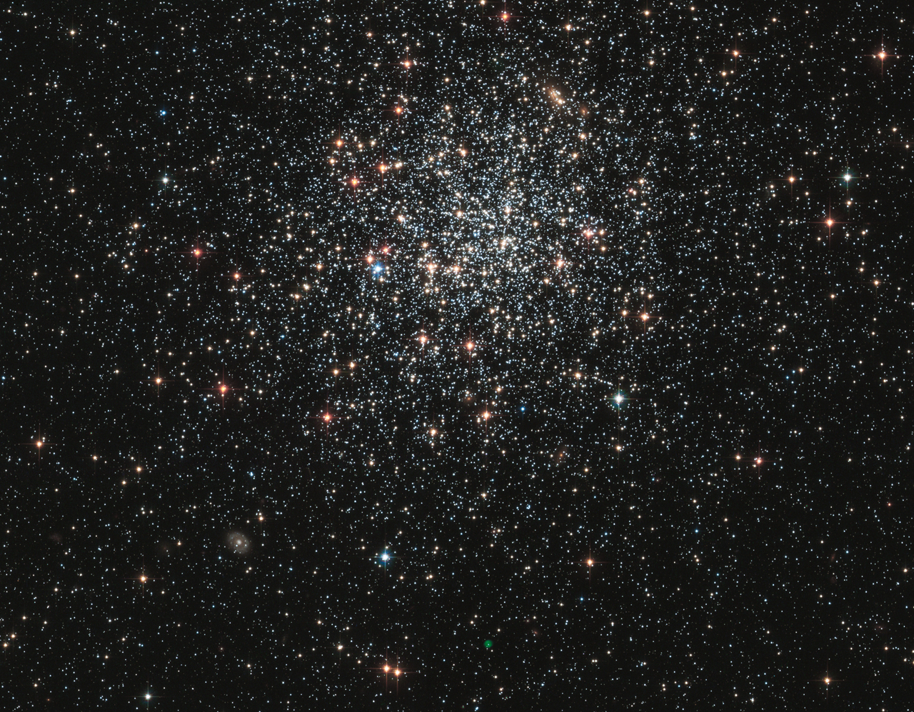 Хаббл обнаружил рождение и смерть звезд в шаровом звездном скоплении