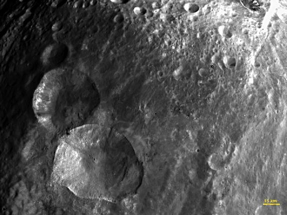 На астероиде "Веста" найдены кратеры в виде снеговика