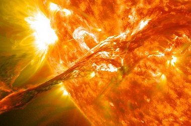 НАСА регистрирует мощную вспышку на Солнце
