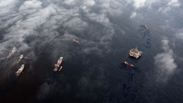 Фото последствий взрыва буровой платформы в Мексиканском заливе