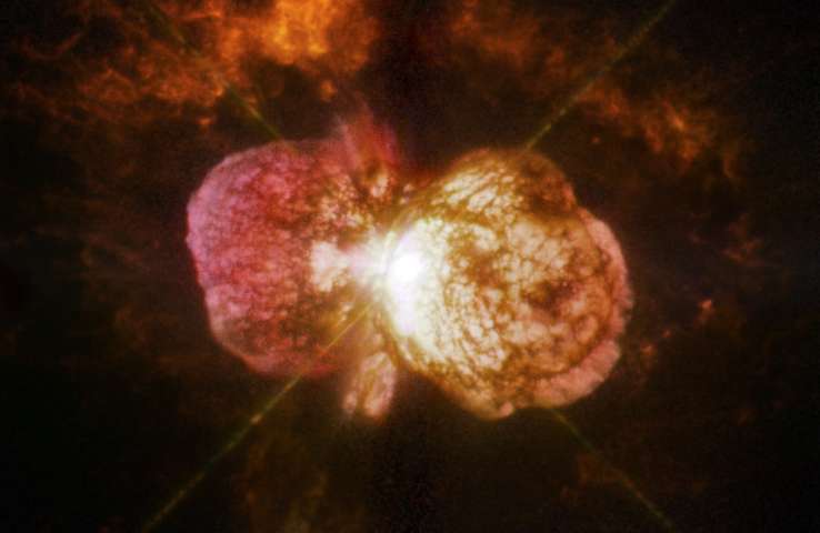 Spitzer и Hubble нашли близнецов суперзвезды Eta Carinae