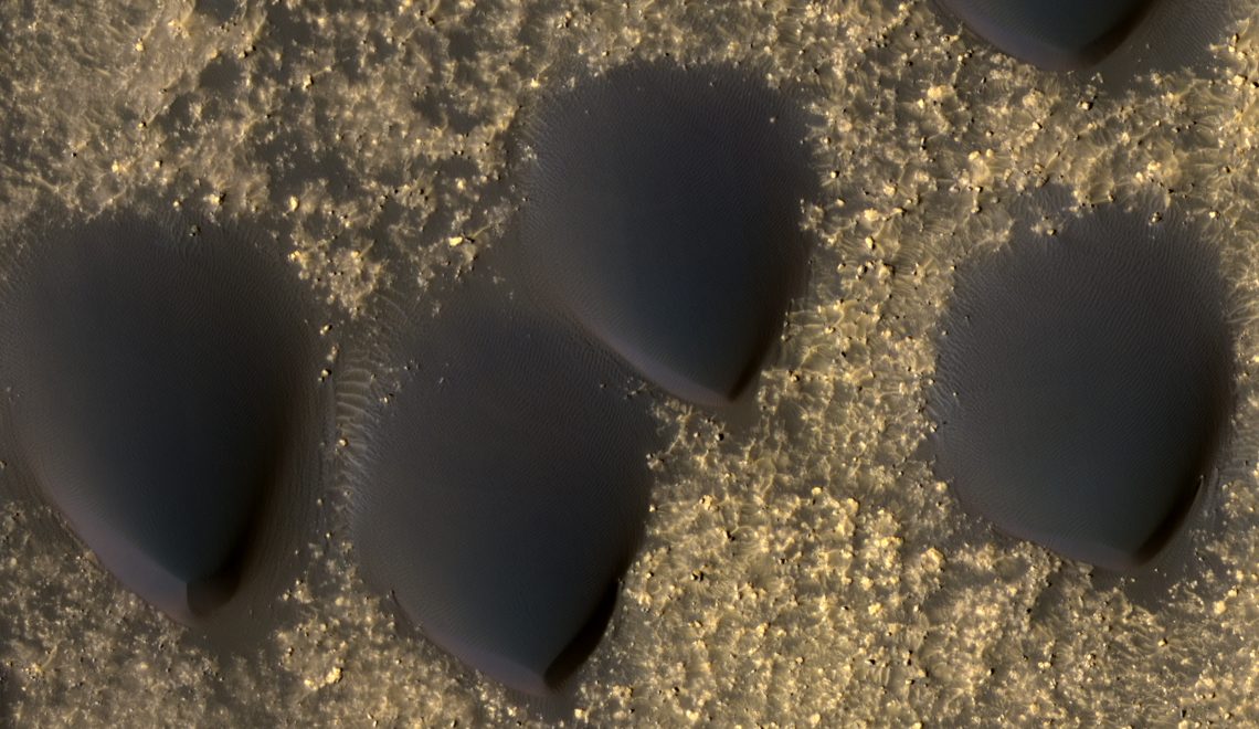 Ученые заинтересовались дюнами-малютками на Марсе