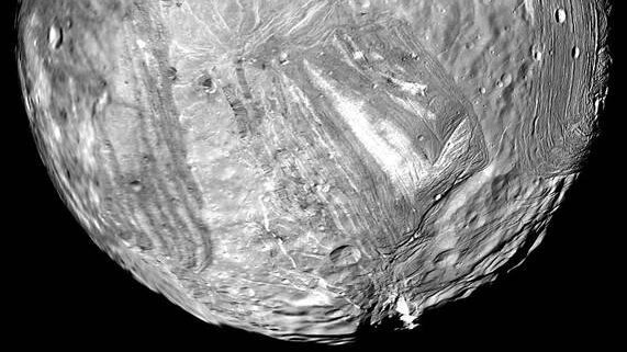Ученые исследуют потенциальное происхождение реголита на спутнике Урана Миранде