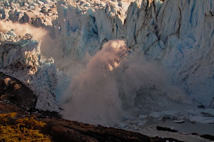 Ледник Перито-Морено обрушился на глазах небольшой группы людей