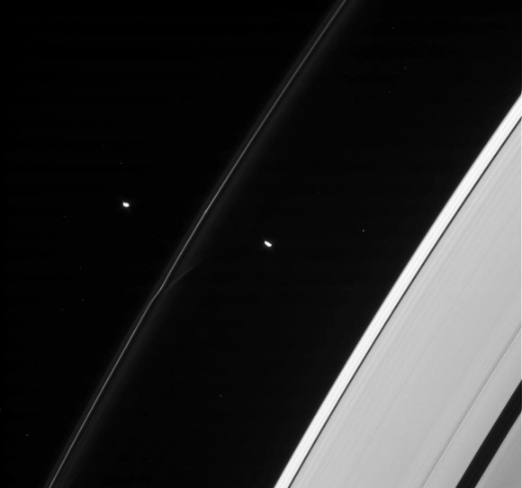 Два спутника Сатурна на одном снимке!