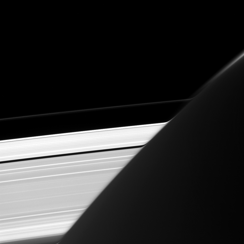 Переплетение колец Сатурна на фото 