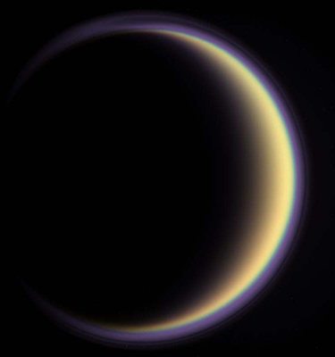 Титан затмил звезду