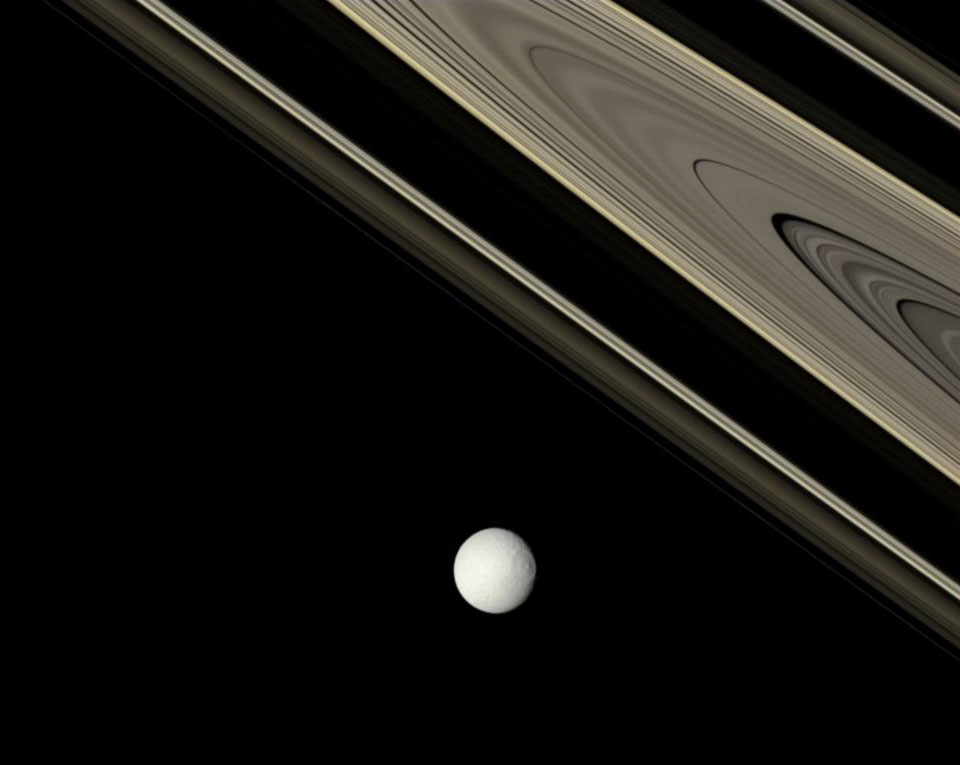 Кадр Дня: Тефия и кольца Сатурна