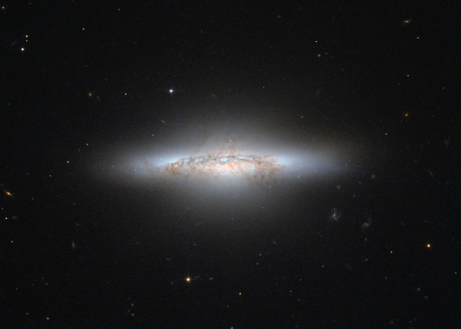 Хаббл увидел лентикулярную галактику