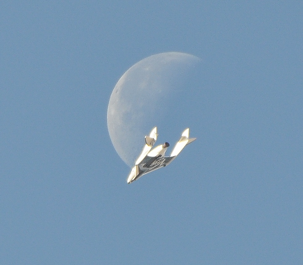 Кадр Дня: космолет SpaceShipTwo на фоне Луны