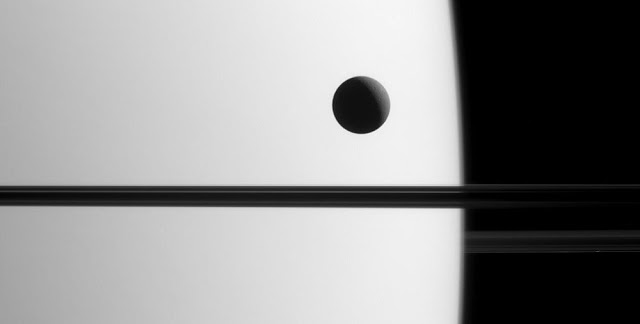 Диона пересекает фасад Сатурна