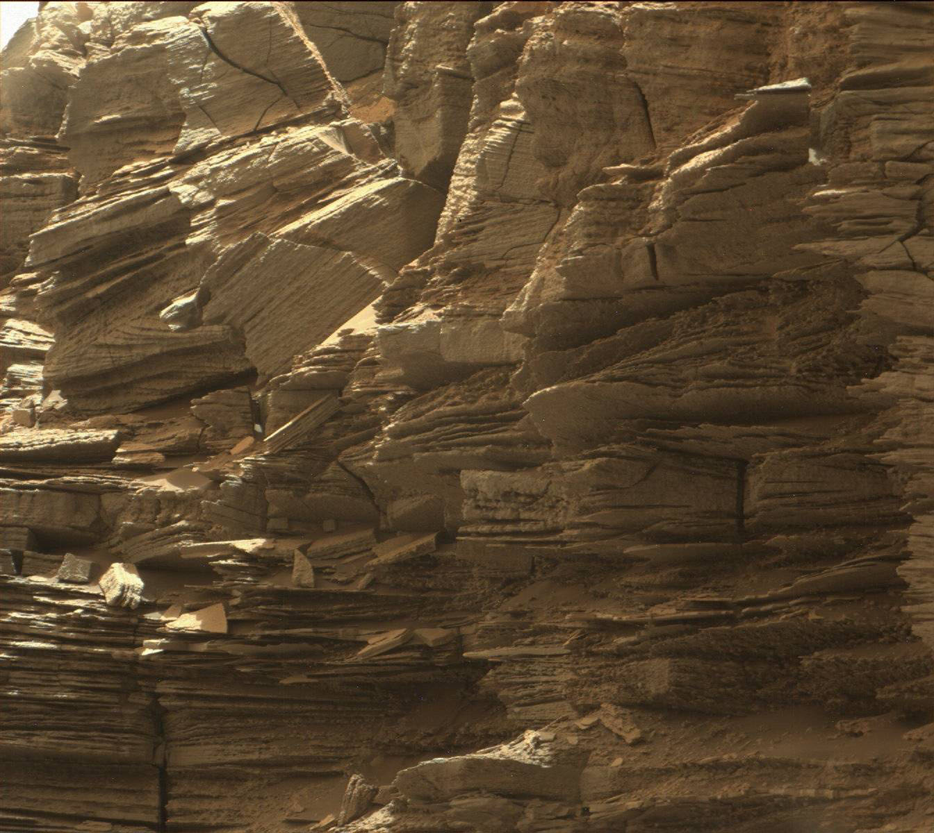 Curiosity изучает слоистые формирования на Марсе