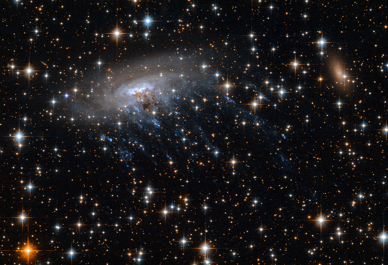 Телескоп "Хаббл" зафиксировал детали хвостатой галактики