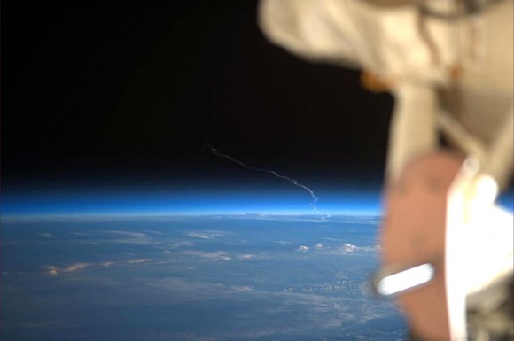 Вид из космоса на запуск ракеты тяжелого класса
