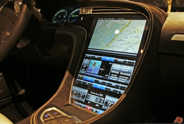 Tesla Model S: приборную панель заменили на гигантский 17-дюймовый сенсорный экран