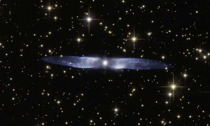 Hubble сфотографировал крылья планетарной туманности Hen 2-437