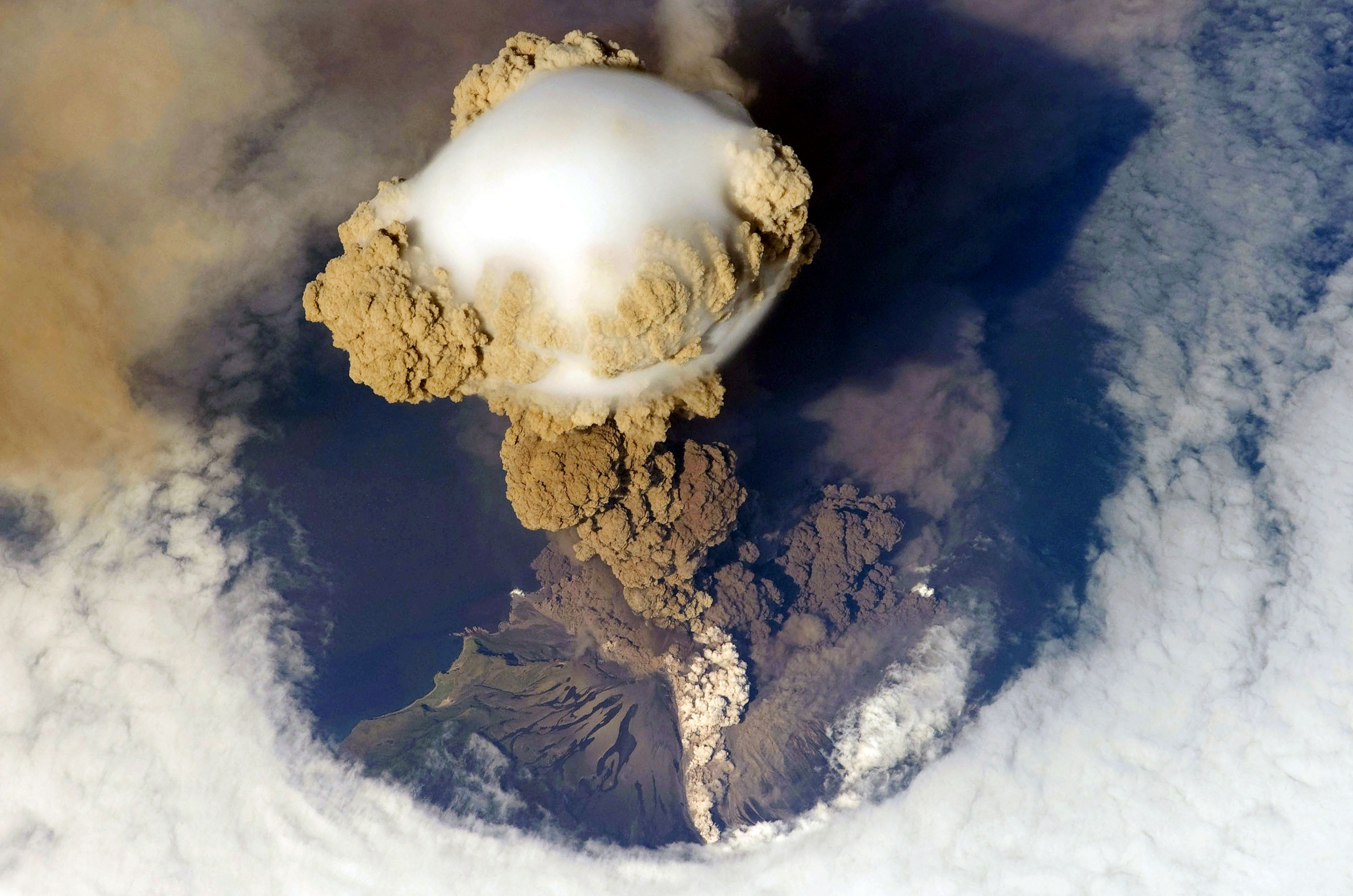 Вид из космоса на потрясающее извержение вулкана