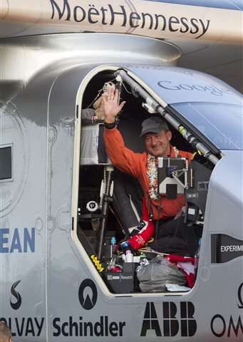 Solar Impulse 2 приземляется на Гавайях после рекордного полета