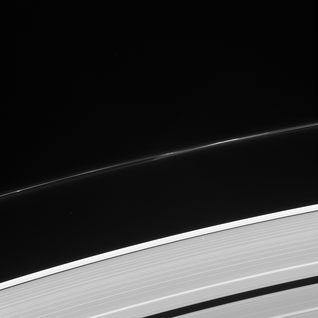 Яркая звезда над кольцами Сатурна