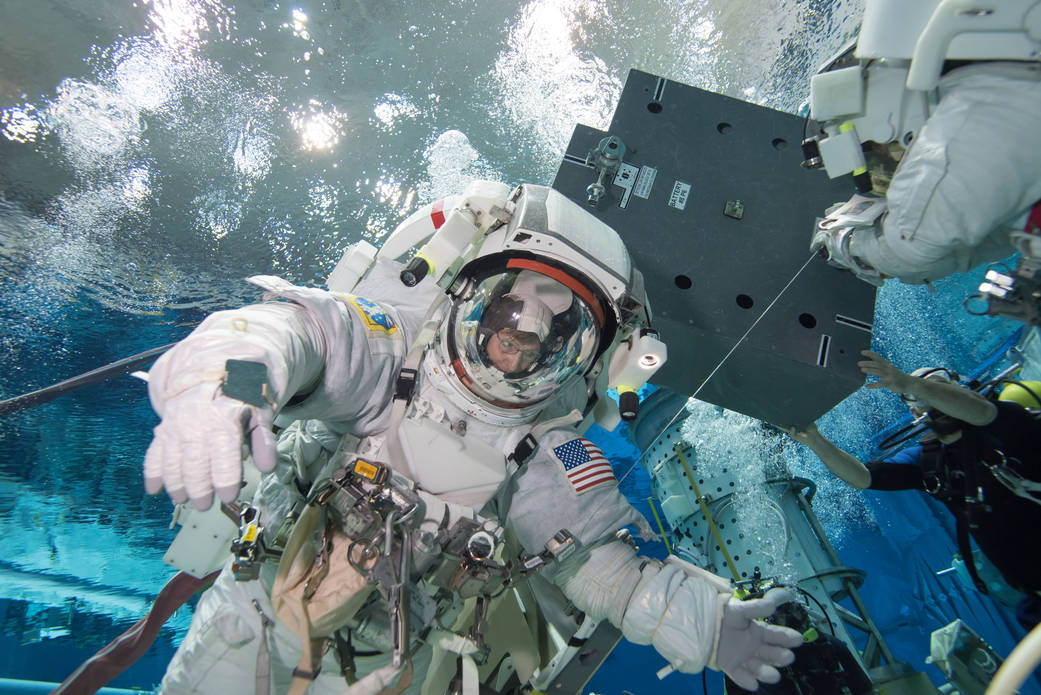 Астронавт тренируется под водой перед выходом в открытый космос
