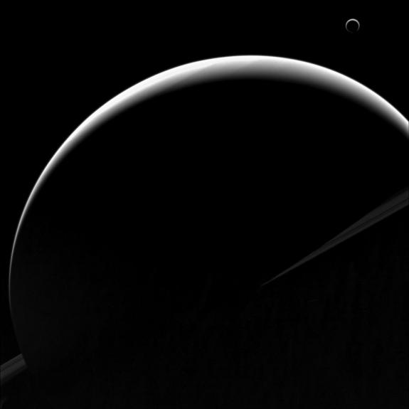 Удивительное фото полумесяцев Сатурна и Титана