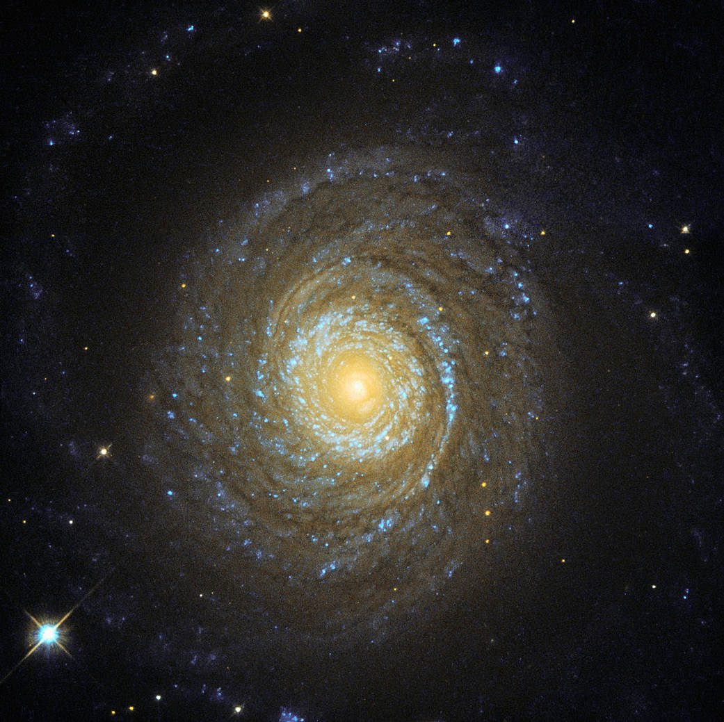 Хаббл сфотографировал галактику без перемычки