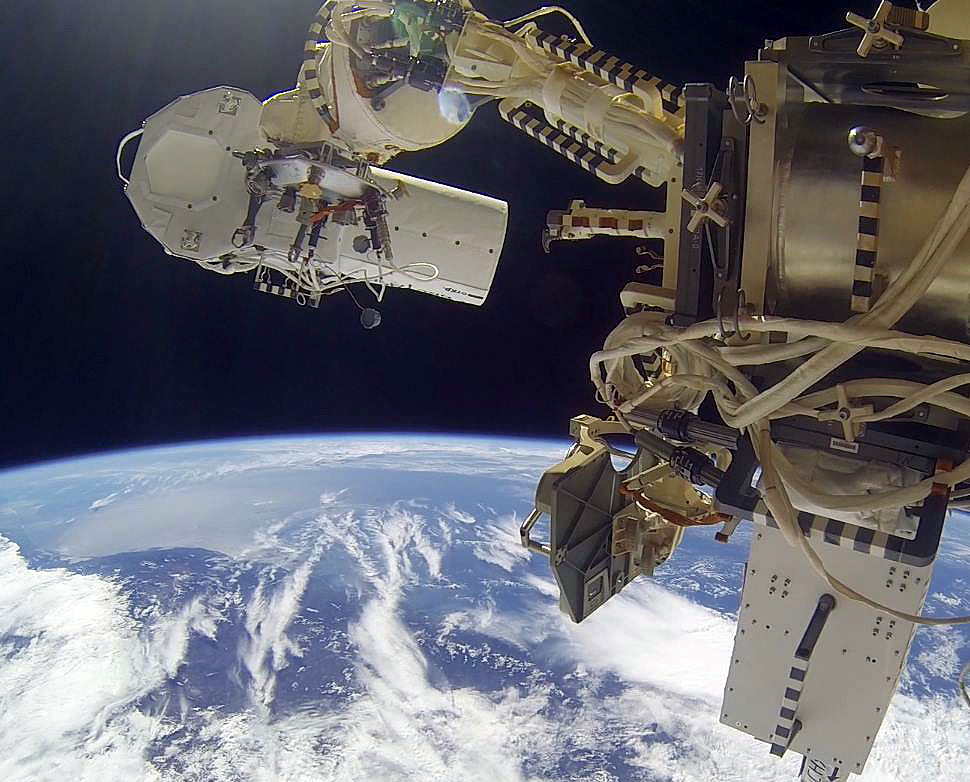 Внешние камеры МКС начали присылать первые фото на Землю