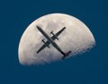 Потрясающая фотография самолёта на фоне луны