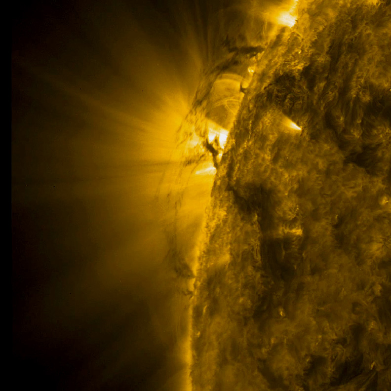 Танцы солнечных торнадо по поверхности Солнца на видео NASA