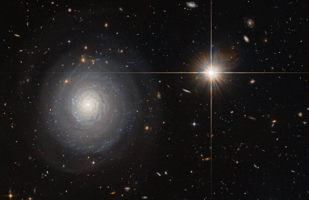 Хаббл нашел изолированную галактику с новыми звездами
