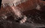 Марсианский оползень на новых фотографиях 