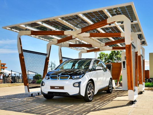 BMW представила бамбуковый карпорт для электромобилей
