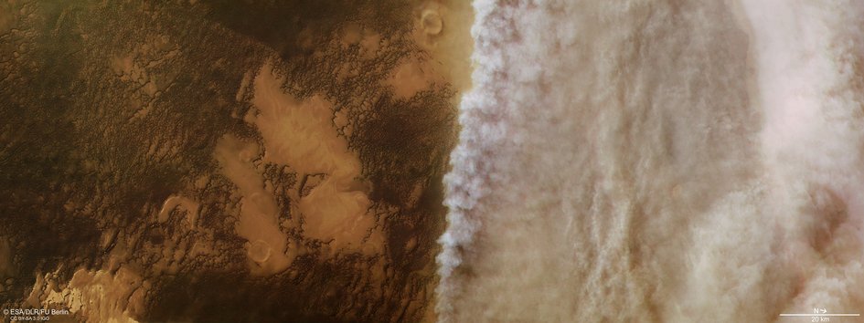 Марсианская буря на цветном фото