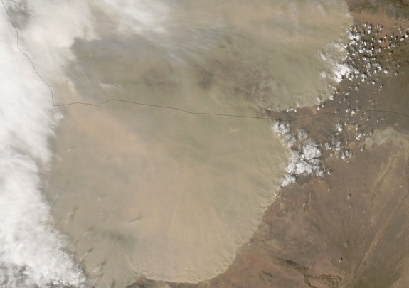 Китайская «большая пылевая стена» видна из космоса