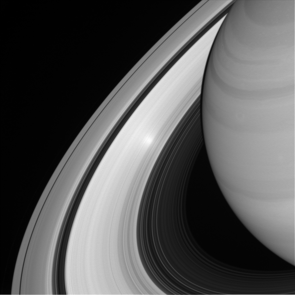 Красавчик-Сатурн на фоне колец 